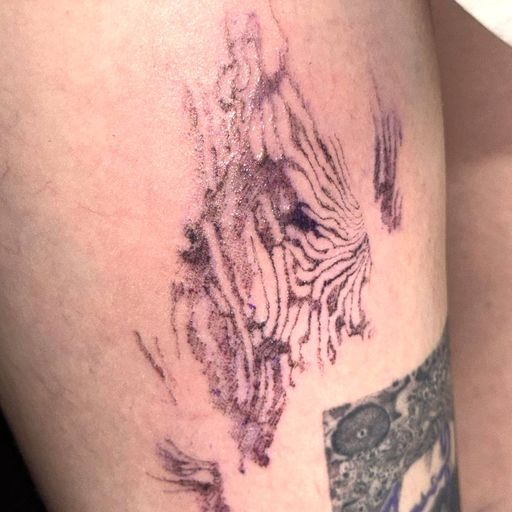 Тату на бедре: органический узор короеда