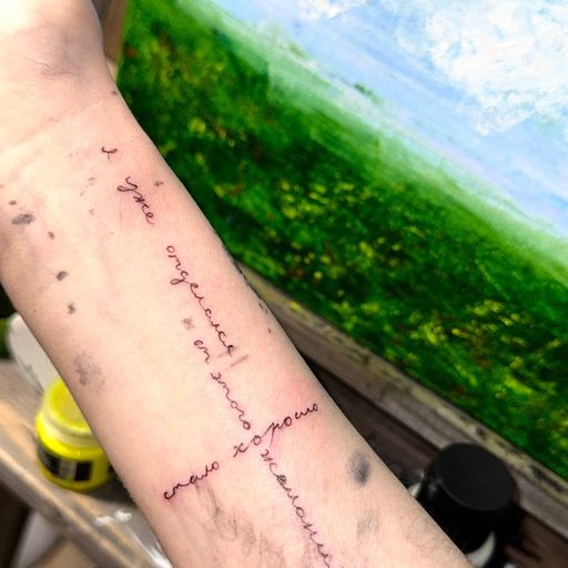 Тату на руке: рукописный текст