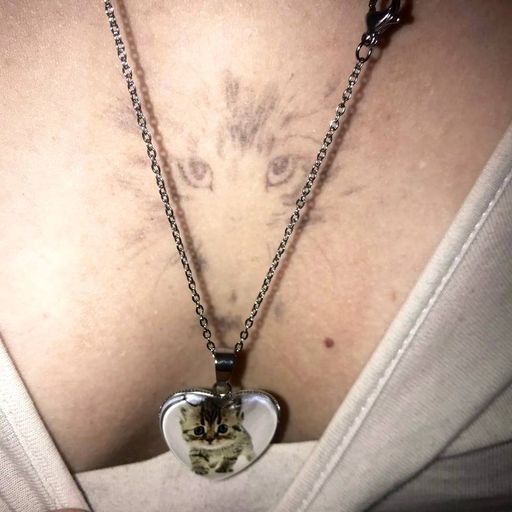 Тату на груди: мордочка кота тонкими линиями