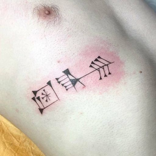 Тату на груди: японские иероглифы