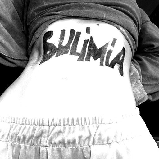 Тату на пояснице: надпись «BULIMIA»